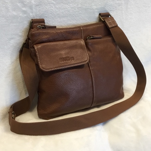 Roots 🇨🇦 genuine leather crossbody bag